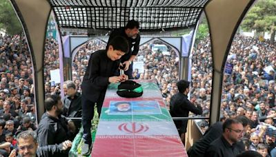 伊朗總統葬禮 數萬群眾最後致敬
