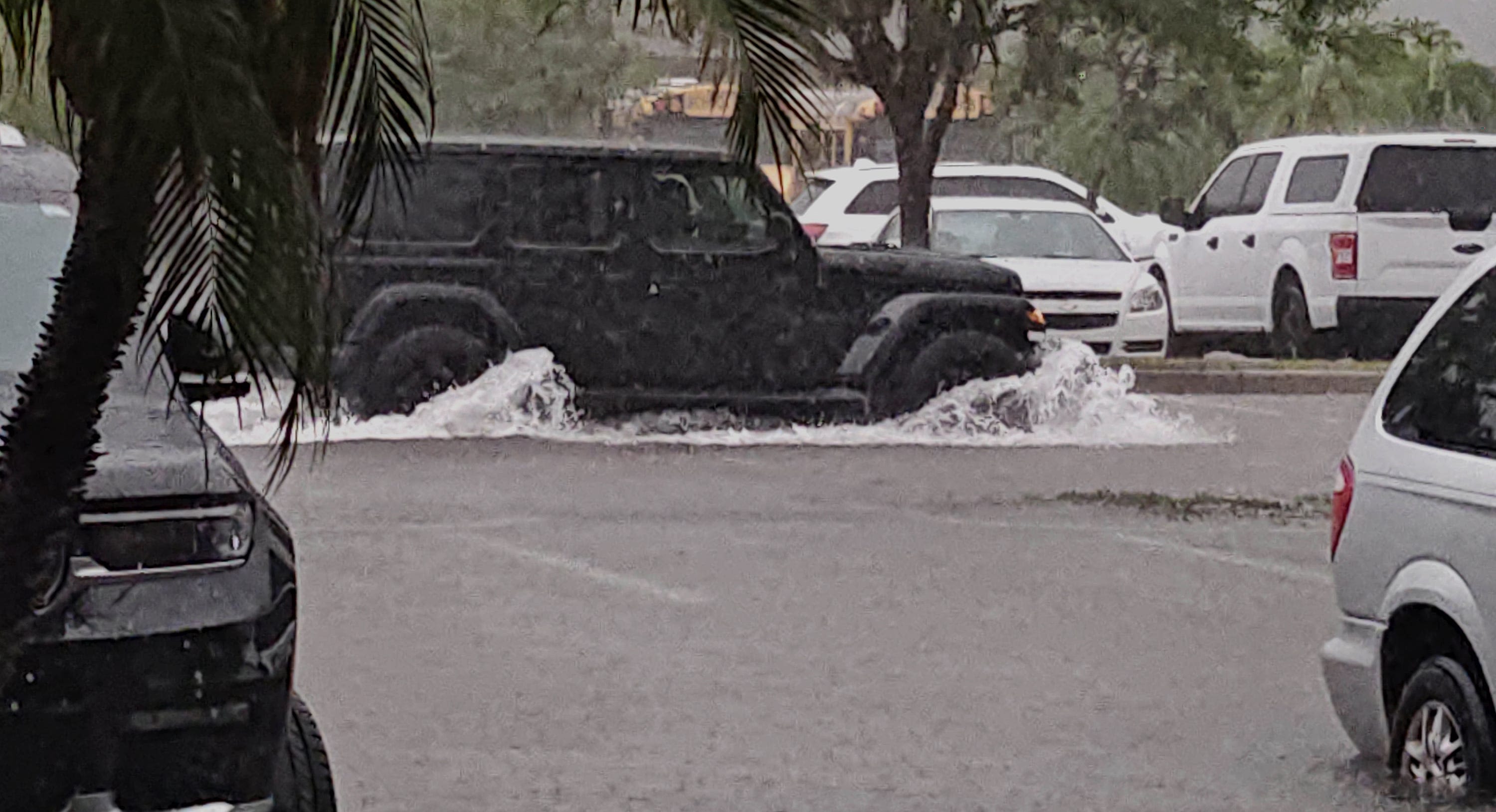 Heavy rains cause flooding, closures, stuck cars in Sarasota and surrounding areas