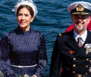 En barco: Federico y Mary de Dinamarca se mudaron al castillo de Fredensborg