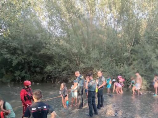 Los bomberos rescatan a veintitrés menores y dos monitores sorprendidos por una crecida del Gállego en Biescas