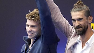 El gesto de un enloquecido Phelps con Marchand, el nuevo héroe de la natación