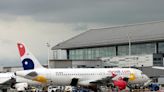 Aerolínea colombiana de bajo costo Viva Air suspende operaciones, pasajeros protestan en aeropuertos