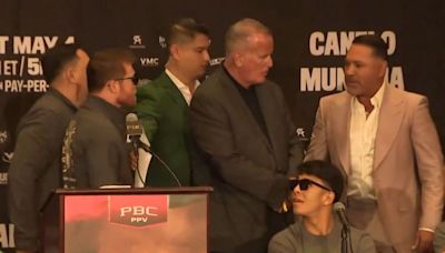 Canelo Álvarez encara e insulta a Óscar de la Hoya: "Eres una lacra del boxeo"