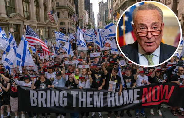 Chuck Schumer booed while Speaking at NYC Israel parade