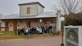 Un pueblo bonaerense aislado, sin bancos ni cajeros automáticos, ahora pierde su oficina de correos después de 124 años