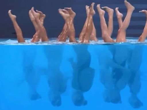 Un equipo de natación artística hizo un famoso paso de Michael Jackson bajo el agua y sorprendió a los jurados en París 2024