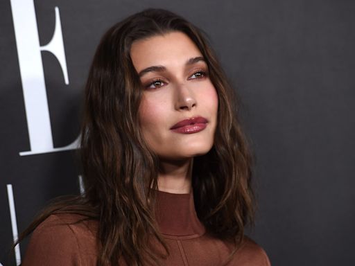 ¿Hailey Bieber dio pistas del sexo de su bebé con sus uñas? - La Opinión