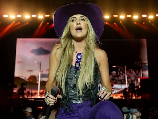 Country music star Lainey Wilson suffers wardrobe malfunction on stage