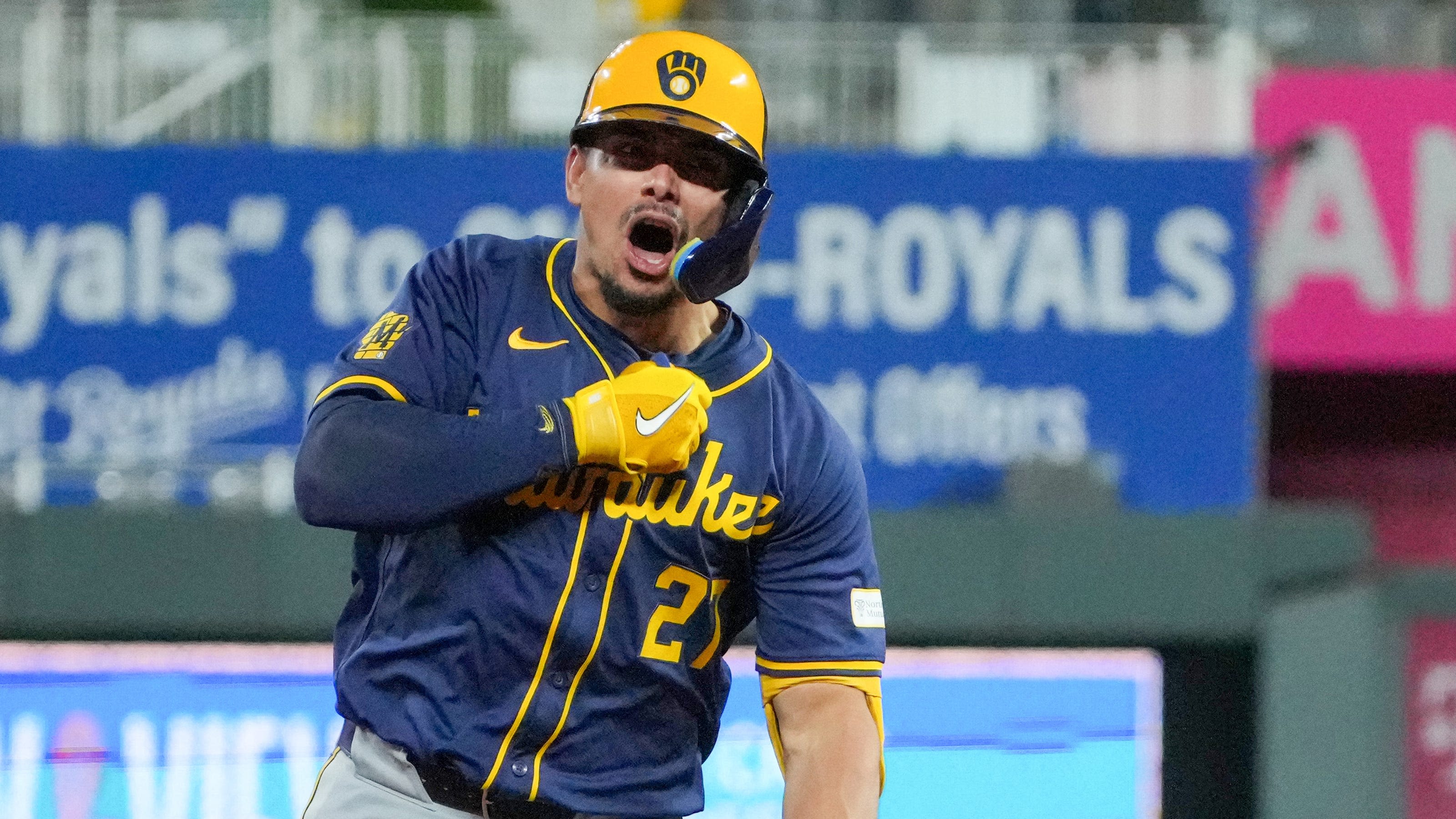 Willy Adames calls his shot in Brewers' ninth-inning comeback vs. Royals