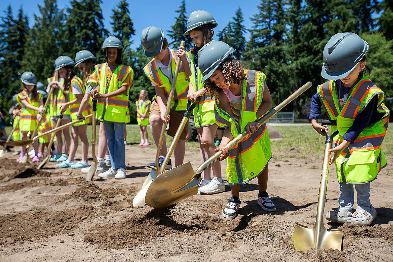 Students, staff say so long to ‘decrepit’ elementary school near Lynnwood | HeraldNet.com