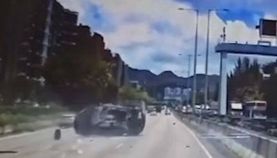 車Cam直擊：吐露港公路Tesla撞壆 狂打觔斗全車盡毀