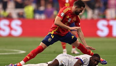 Spain defender Nacho SHOVES Randal Kolo Muani's head into the ground