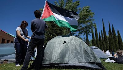 Ismael Serrano, Marwán, Juan Diego Botto o Vetusta Morla, acuden a la acampada de la UCM en apoyo a Palestina
