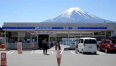 在便利商店前架起黑色布幕阻拍富士山美景 町長開記者會尋求理解