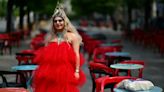 Miss Martini, drag queen relayeuse de la flamme olympique pour "mettre de la joie"