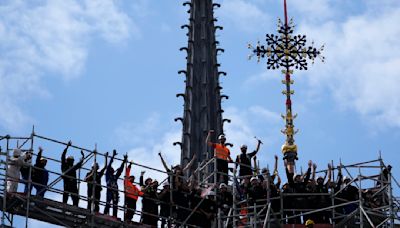 Reinstalan la cruz de la catedral de Notre Dame de París como parte de las tareas de restauración
