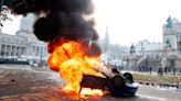 Piqueteros prendieron fuego el auto de Cadena 3 durante los incidentes en el Congreso