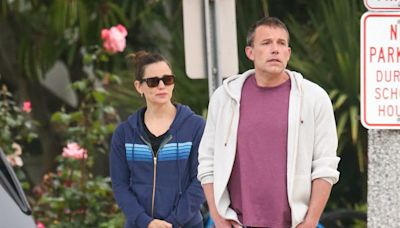 What Ben Affleck And Jennifer Garner's Tense Meet-Up Means, Per A Body Language Expert