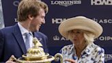 Queen presents trophy at Royal Ascot