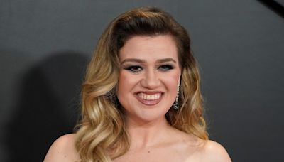 Kelly Clarkson makes weight loss confession