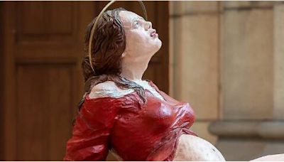 Decapitan una controvertida escultura de María dando a luz a Jesús en una catedral austriaca