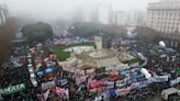 La Nación / Cinco diputados fueron hospitalizados tras participar en manifestación en Argentina