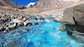 Un arroyo turquesa rodeado por las montañas en Argentina