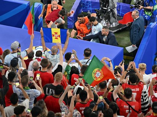 Ronaldo just avoids fan who jumped from crowd