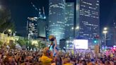 Miles de personas protestan en Tel Aviv contra el primer ministro israelí Benjamín Netanyahu - El Diario NY