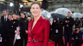 Rosamund Pike se viste del mismo color que la novia en la boda de su hijastra