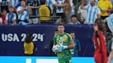 Nuevo look y nueva valla invicta: mirá la reacción de “Dibu” Martínez a una atajada sobre el final del partido