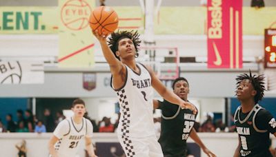 Hubert Davis watches a top UNC basketball recruiting target at Peach Jam