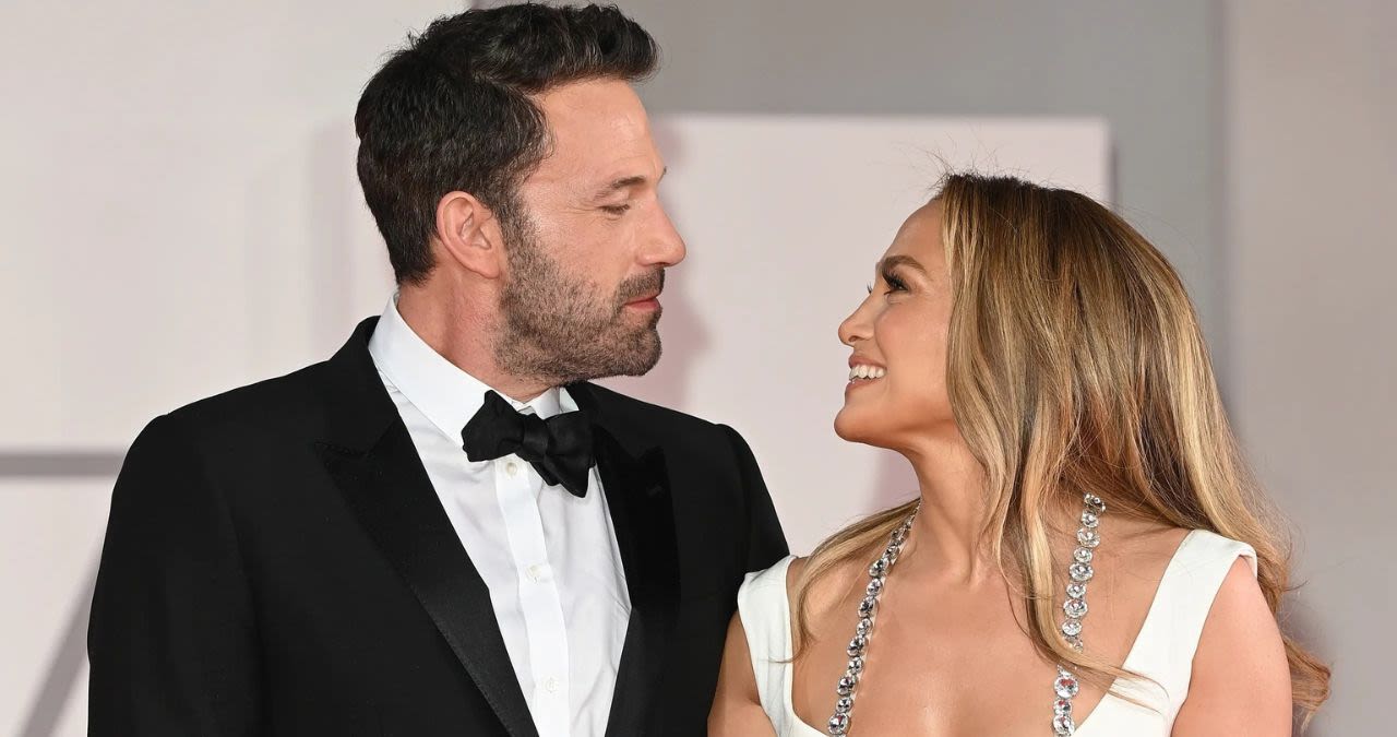 Ben Affleck loses temper at paparazzi outside his and Jennifer Lopez’s house; Watch video