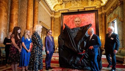 El Rey Carlos III presenta su primer retrato oficial pintado desde su coronación