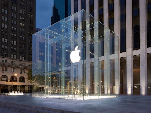 Is Apple Inc (NASDAQ:AAPL) the Best AI Momentum Stock to Benefit from Volatility Ahead?