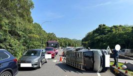 萬芳交流道口翻車事故 文一警交通快打迅速排除 | 蕃新聞