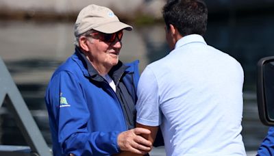 El rey Juan Carlos, relajado y sonriente, reaparece en el puerto deportivo de Sanxenxo para participar en las regatas