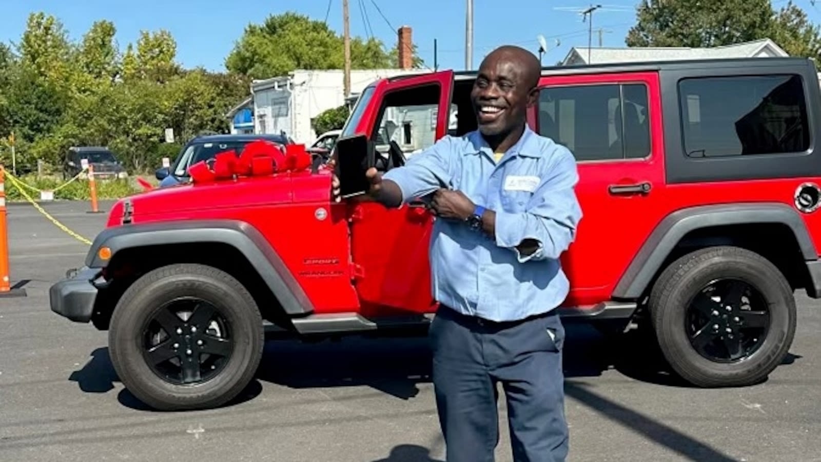 Students raise over $20,000 to surprise custodian with 'dream' Jeep