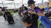 Una escuela ofrece cortes de pelo gratis ante el calor extremo en Filipinas