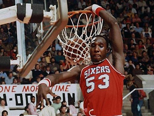 ¿Qué fue de Darryl Dawkins? El 'rompetableros' de la NBA conocido como 'Chocolate Thunder'