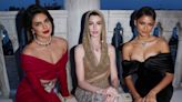 Anne Hathaway impacta en un vestido de Versace con capucha y transparencias