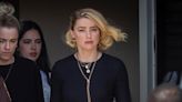 Amber Heard reaparece en muletas, jugando con su hija Oonah en un parque de Madrid