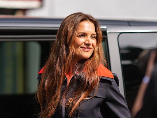 Katie Holmes nos lleva hasta 2010 con su último look ¿queremos que vuelva esta tendencia?