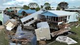 Algunos trabajadores que reconstruyen casas tras los huracanes tienen miedo de ir a Florida. Culpan a una ley impulsada por DeSantis