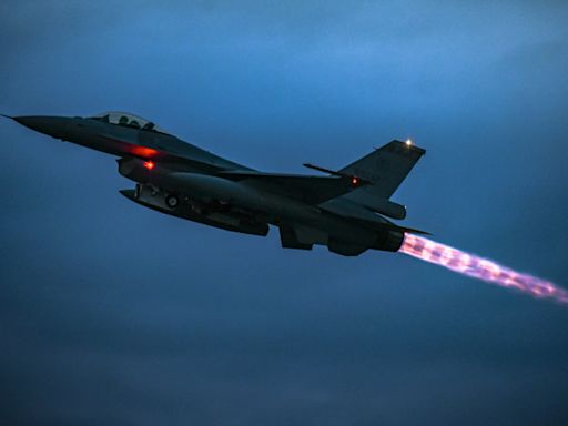 影片》共機當心！ 空軍F-16V戰機夜航 震撼發動機聲響「有層次」 - 自由軍武頻道