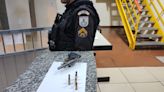 Homem é preso após passar com arma em punho vários dias em frente à escola em Barra do Piraí