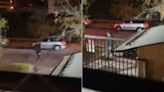Una escena de película: dos bandas de ladrones se enfrentan a tiros para robar el mismo coche