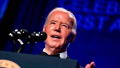 Biden celebra a la prensa mientras cientos de manifestantes critican su apoyo a Israel