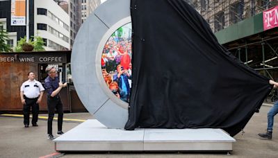 Cómo es el portal futurista inaugurado en Nueva York que conecta personas a más de 3.000 kilómetros de distancia