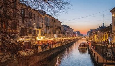 La ciudad italiana de Milán prohibirá comer por la calle desde medianoche